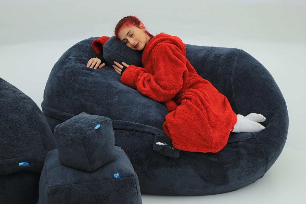 Pufero Dev Boy puf – modern evler için büyük boy rahat oturma pufu
Fitilli kadife kumaşlı dev boy pufero puf – değiştirilebilir kılıflı modern mobilya
130x110 cm ölçülerinde dev puf – rahat ve şık büyük boy puf koltuk
Yumuşak kumaşlı büyük puf – pufero puf koleksiyonundan modern mobilya
Rahat mobilya önerisi – dev boy fitilli kadife puf modeli