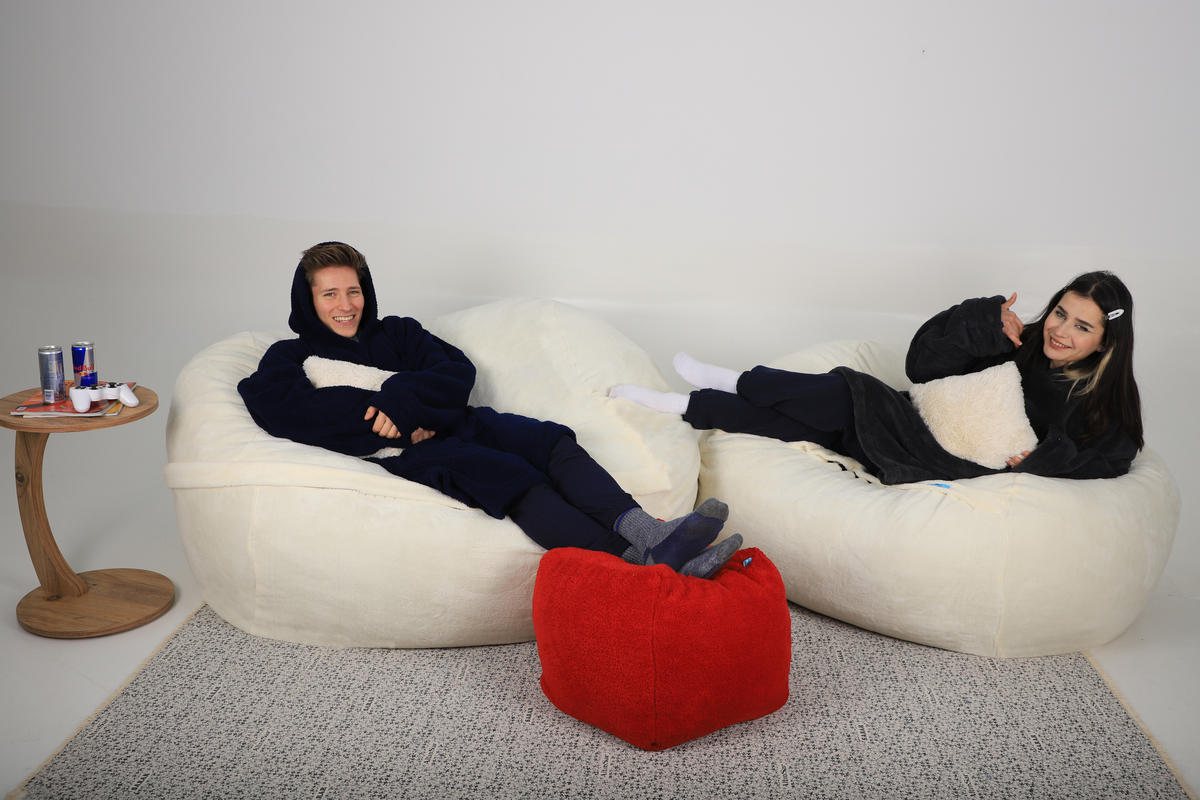 Pufero Dev Boy puf – modern evler için büyük boy rahat oturma pufu
Fitilli kadife kumaşlı dev boy pufero puf – değiştirilebilir kılıflı modern mobilya
130x110 cm ölçülerinde dev puf – rahat ve şık büyük boy puf koltuk
Yumuşak kumaşlı büyük puf – pufero puf koleksiyonundan modern mobilya
Rahat mobilya önerisi – dev boy fitilli kadife puf modeli