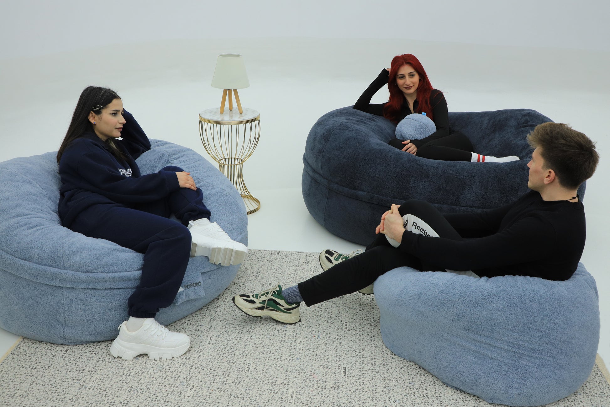 Pufero Dev Boy puf – modern evler için büyük boy rahat oturma pufu
Fitilli kadife kumaşlı dev boy pufero puf – değiştirilebilir kılıflı modern mobilya
130x110 cm ölçülerinde dev puf – rahat ve şık büyük boy puf koltuk
Yumuşak kumaşlı büyük puf – pufero puf koleksiyonundan modern mobilya
Rahat mobilya önerisi – dev boy fitilli kadife puf modeli